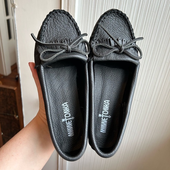🦌 NWOT Minnetonka Deerskin Kilty Black Leather Moccasins - Picture 4 of 11